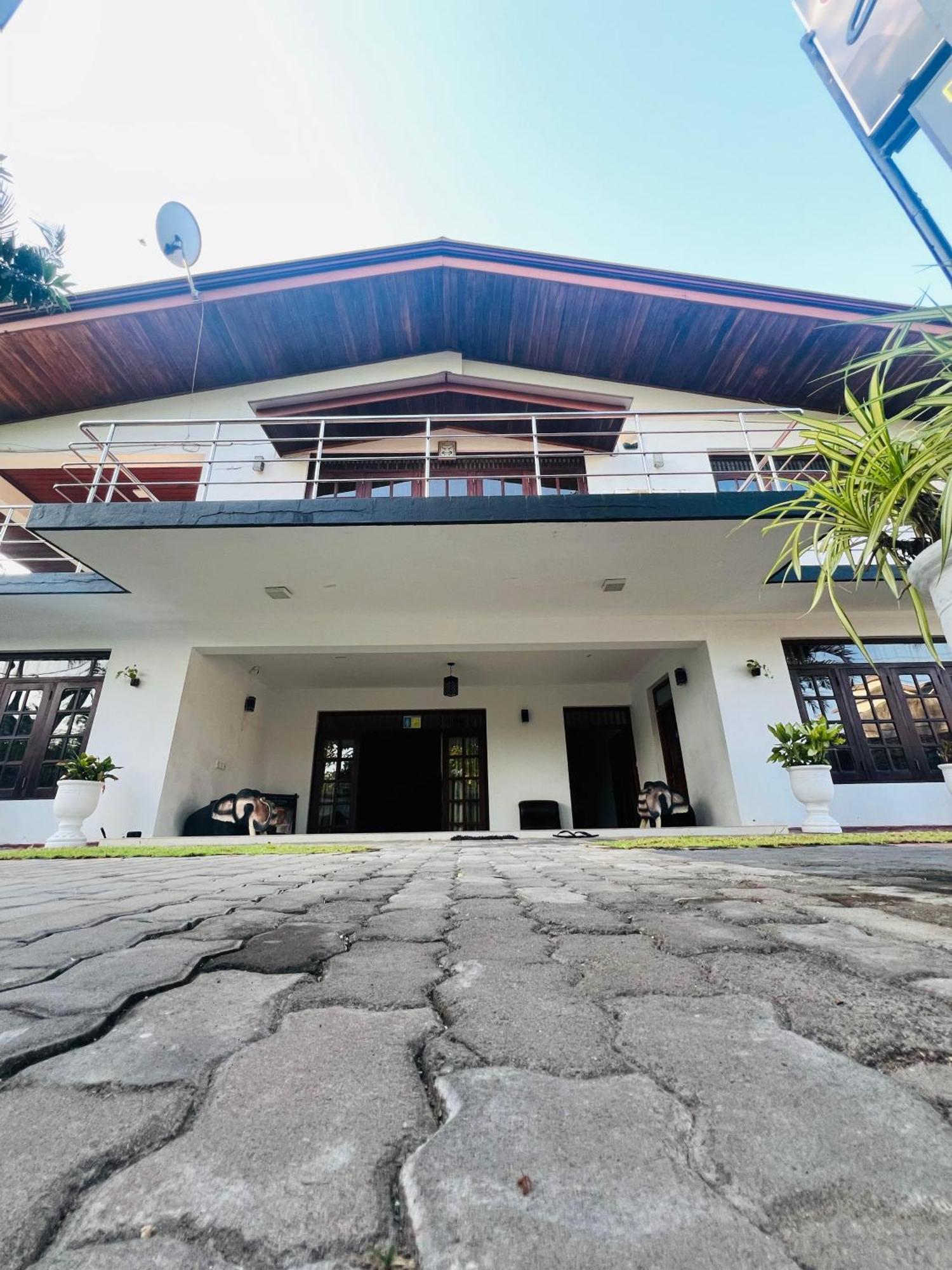 Ocean Beauty Guest House Негомбо Экстерьер фото